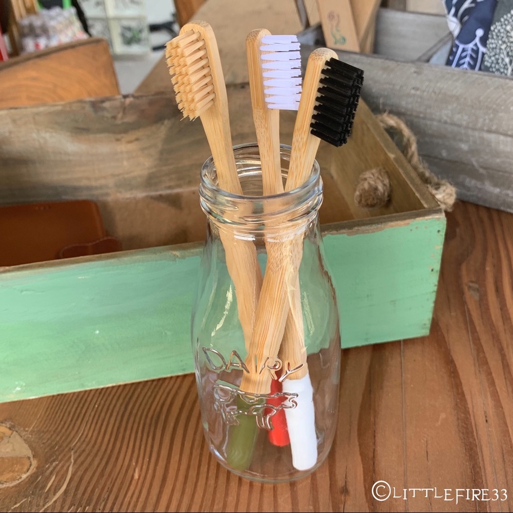 🌱ORGANIC BAMBOO +CHARCOAL TOOTHBRUSH W/BAG